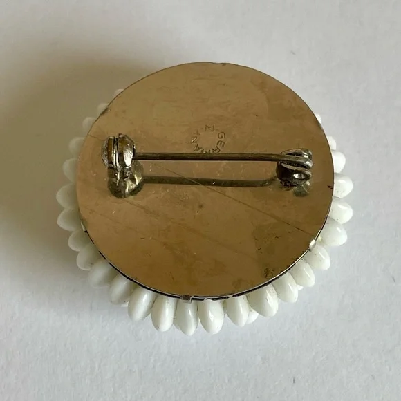 Vintage White Lucite Abstract Flower Brooch - Picture 4 of 4